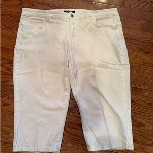 White Denim Chaps Capri Pants size 16W.
Preowned
